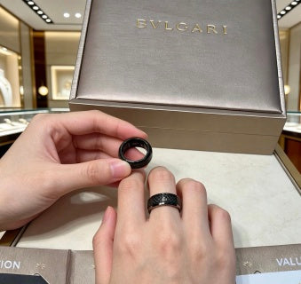 Bvlgari B.zero1 Black Ceramic Spiral Ring – Elegant Luxury Jewelry